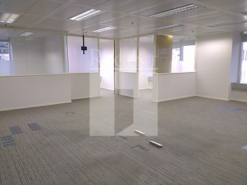 THE CENTER (中環中心) THE CENTER (中環中心)
