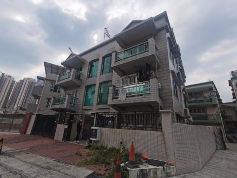【屯門藍地】700呎3房天台連車位