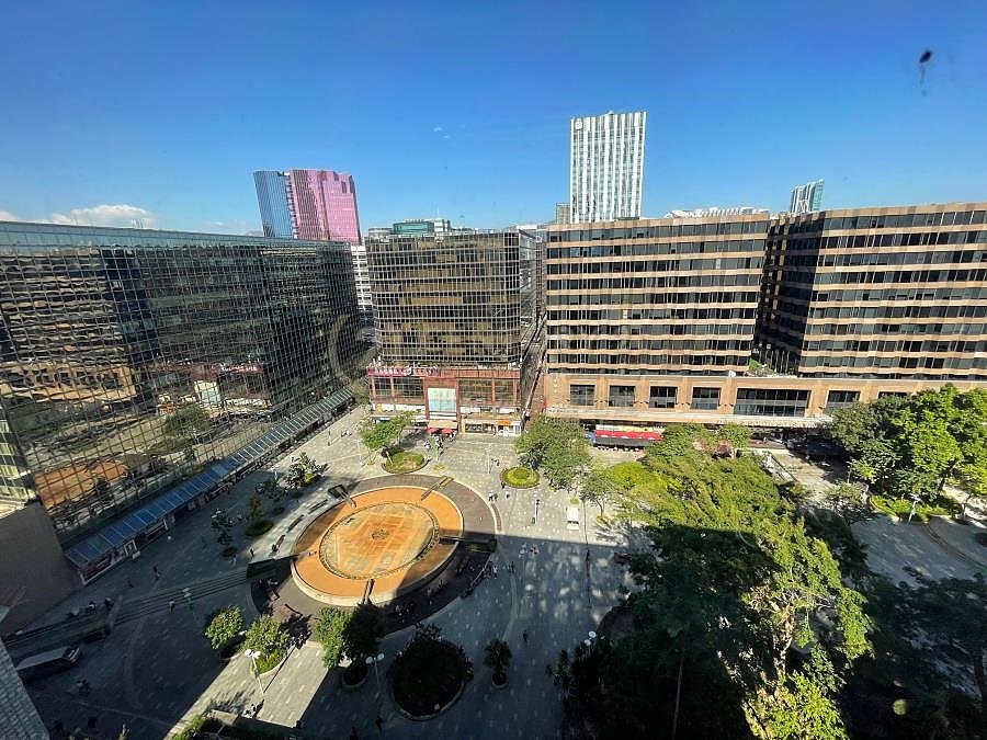 PENINSULA CTR Tsim Sha Tsui 010275 For Buy
