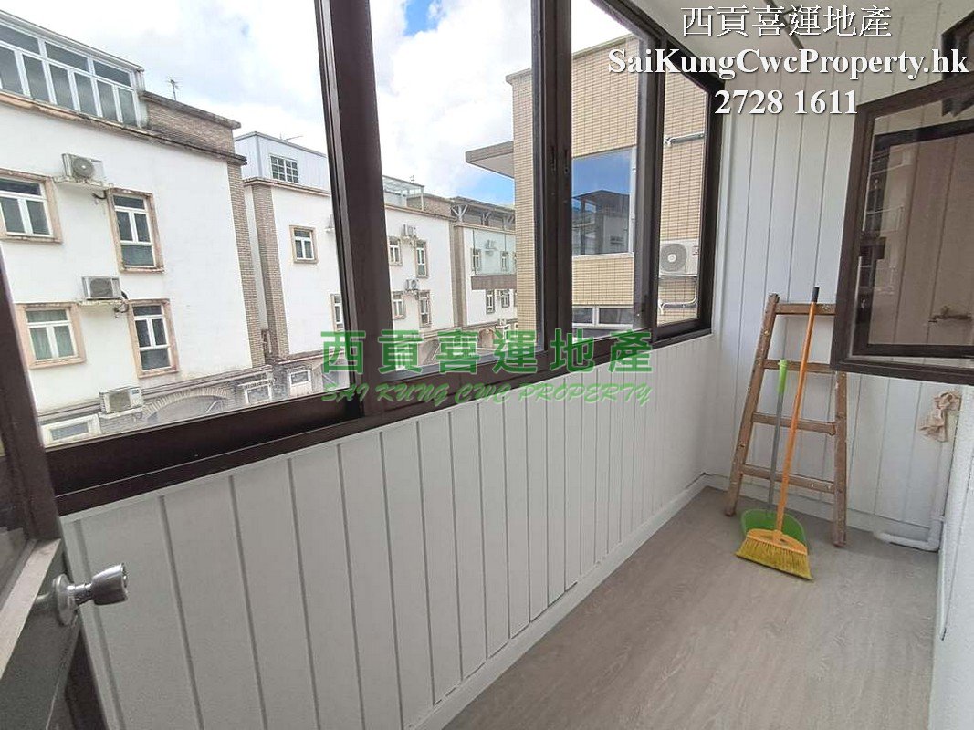 Mid-Level Nearby Town*1/F with Balcony Sai Kung 004301 For Buy