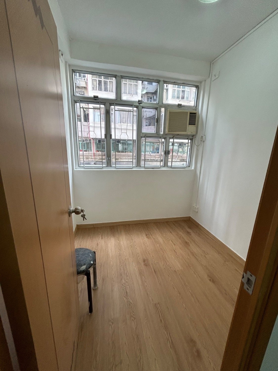 BEDFORD MAN Tai Kok Tsui L 1875712 For Buy