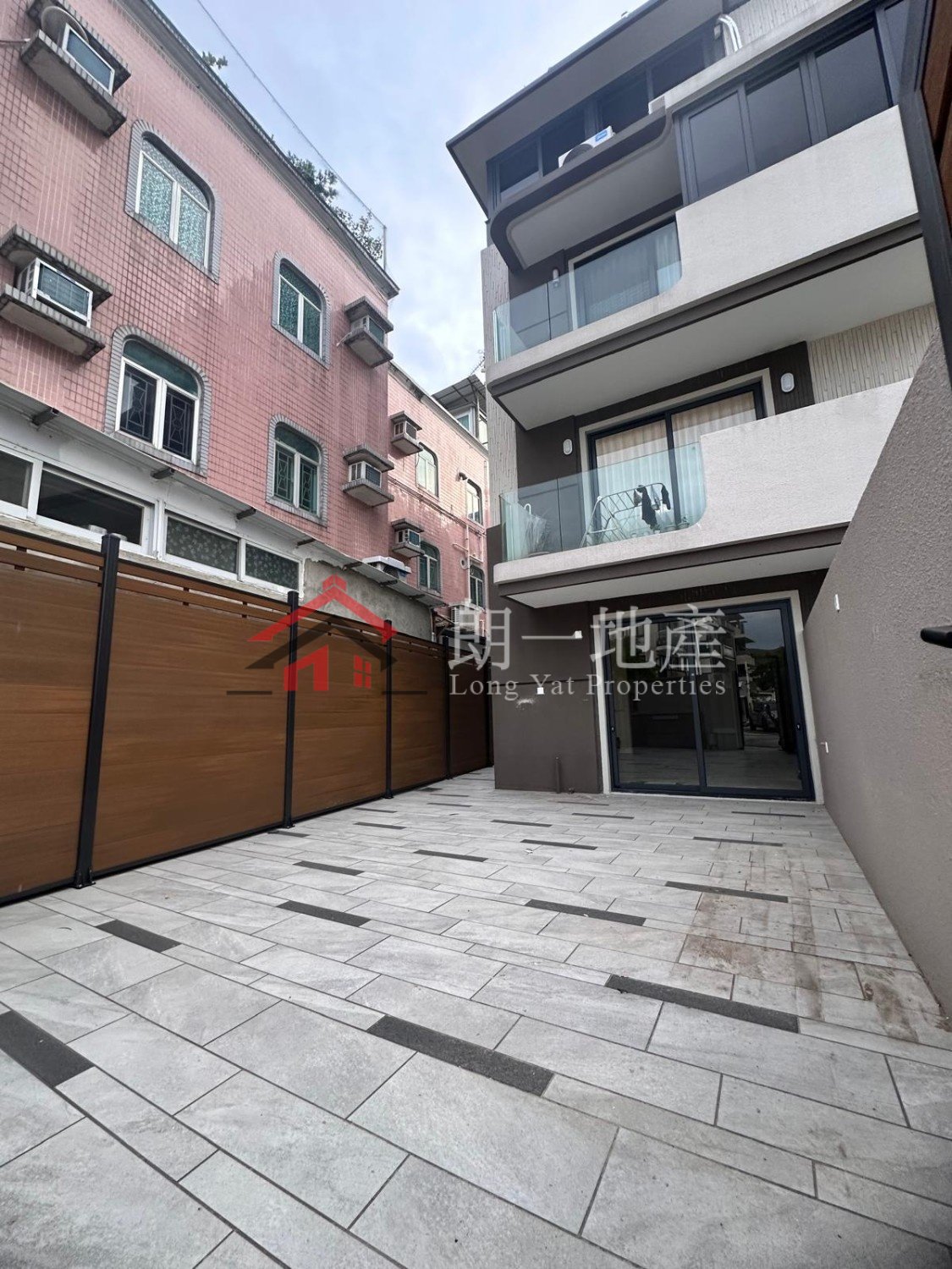 元朗南近路邊全新入車花園單位