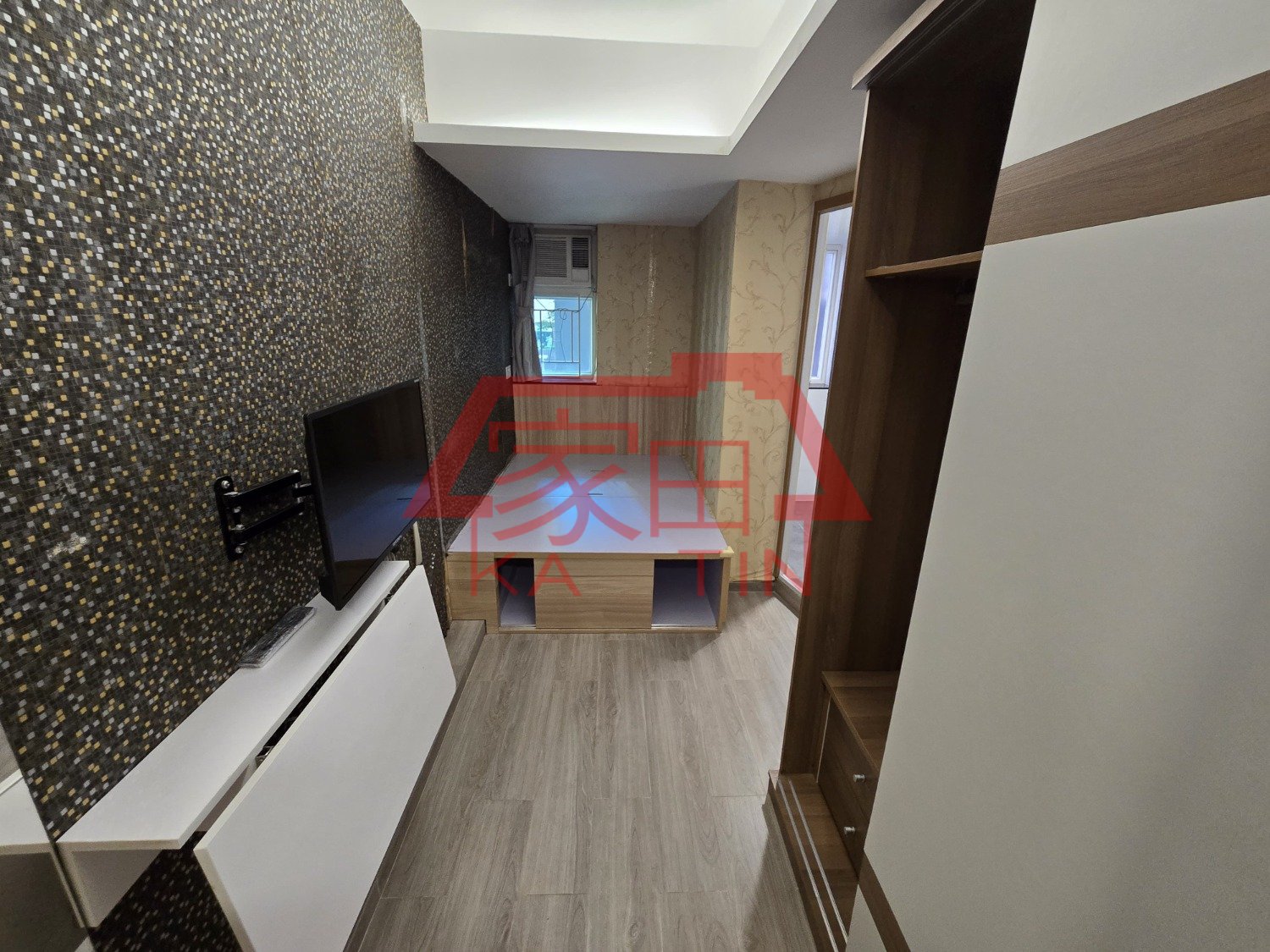 UNIVERSAL MAN Tsim Sha Tsui M 1791996 For Buy