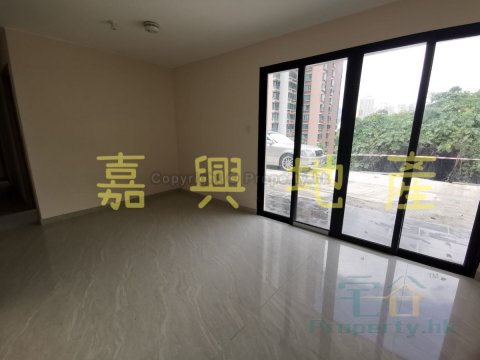 大藍寮 全新村屋,車泊門口