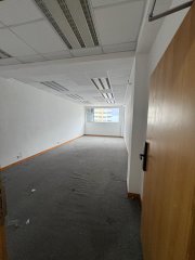 东方工业大厦 葵涌工厦出租 700尺 | Regent